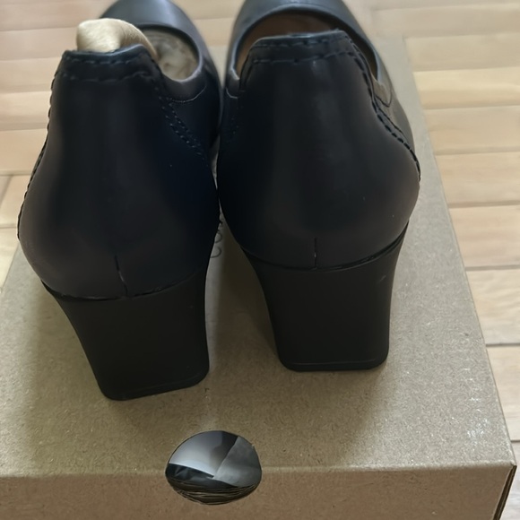 Clarks Women's, Nelley Pearl Pump Navy 7 M - Picture 6 of 6